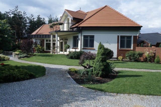 Jak czyścić nawierzchnię wokół domu i w ogrodzie