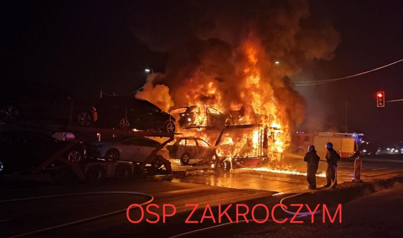 Ogromny pożar na skrzyżowaniu S7 i DK62! Spłonęła laweta i 4 auta osobowe [ZDJĘCIA]. 