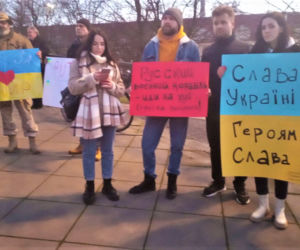 Szczecin solidarny z Ukrainą. Manifestacja na placu Solidarności