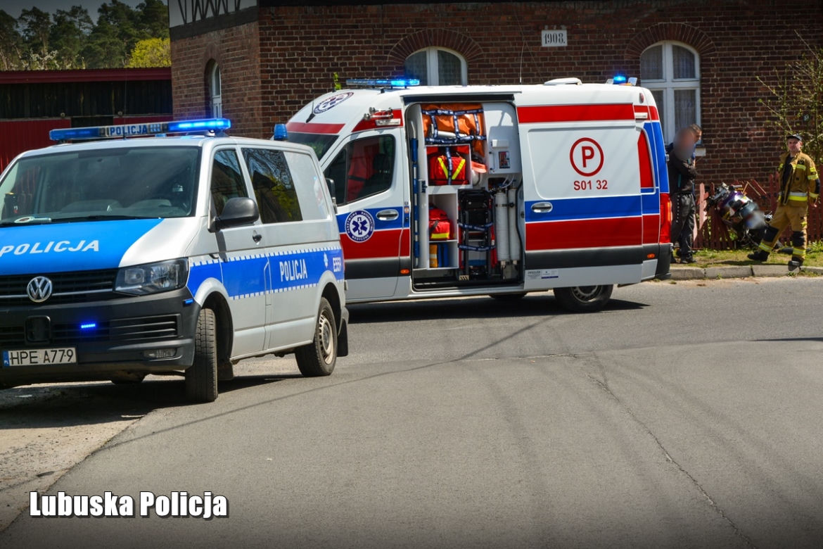 25-letni motocyklista potrącił policjanta, po czym sam rozbił się na płocie