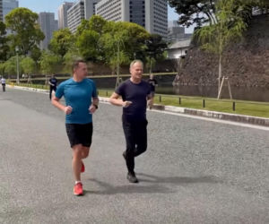 Donald Tusk biega po Tokio