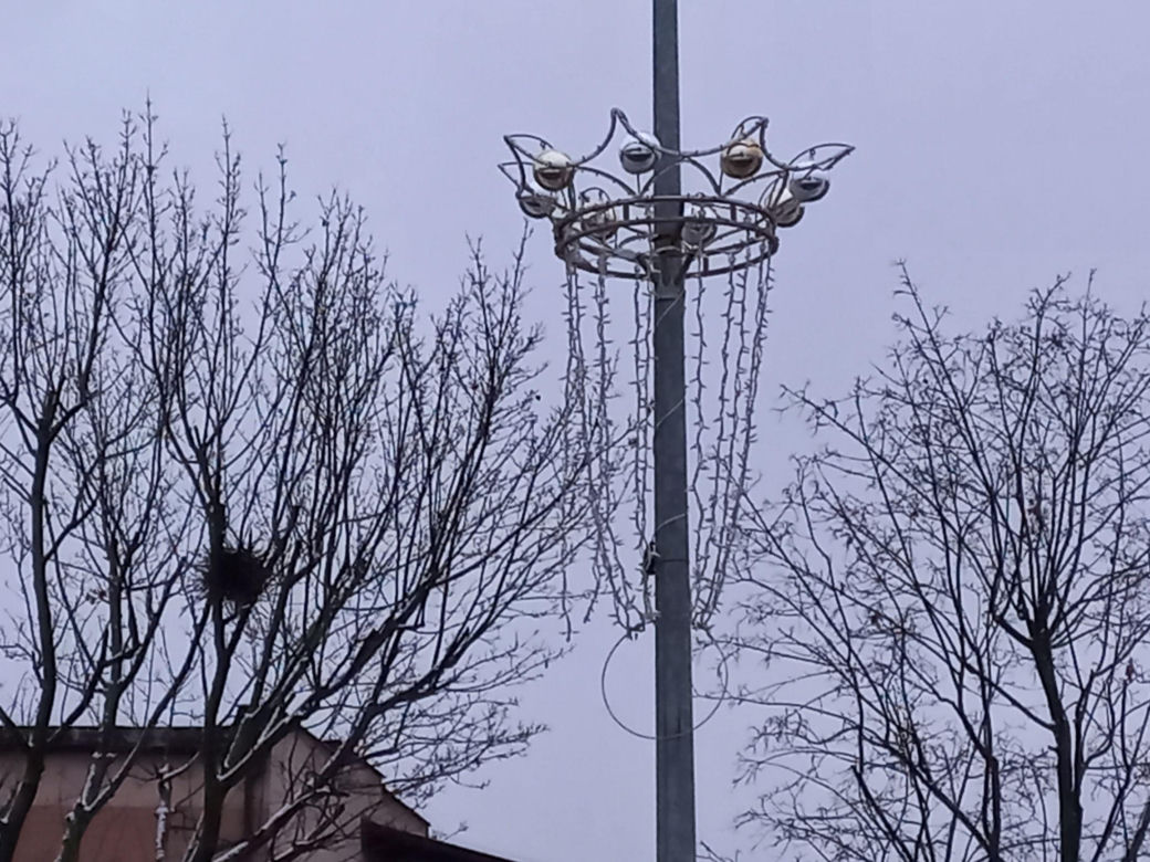Jednorazowa dekoracja? Nowe iluminacje świąteczne w Lesznie nie wytrzymały nawet sezonu!