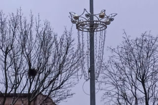 Jednorazowa dekoracja? Nowe iluminacje świąteczne w Lesznie nie wytrzymały nawet sezonu!