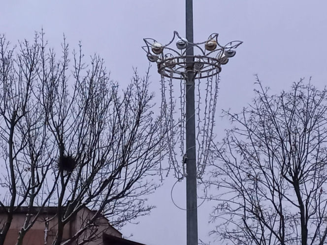 Jednorazowa dekoracja? Nowe iluminacje świąteczne w Lesznie nie wytrzymały nawet sezonu!