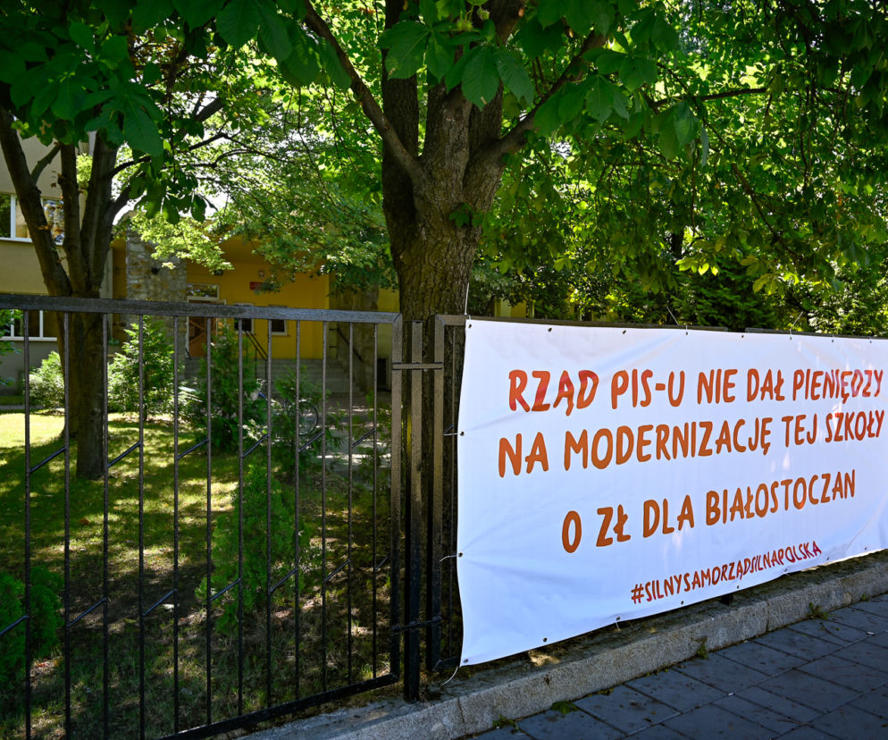 Rząd PIS-u nie dał pieniędzy na modernizację tej szkoły. Podlaska kurator oświaty prosi dyrektorów szkół o zdjęcie banerów