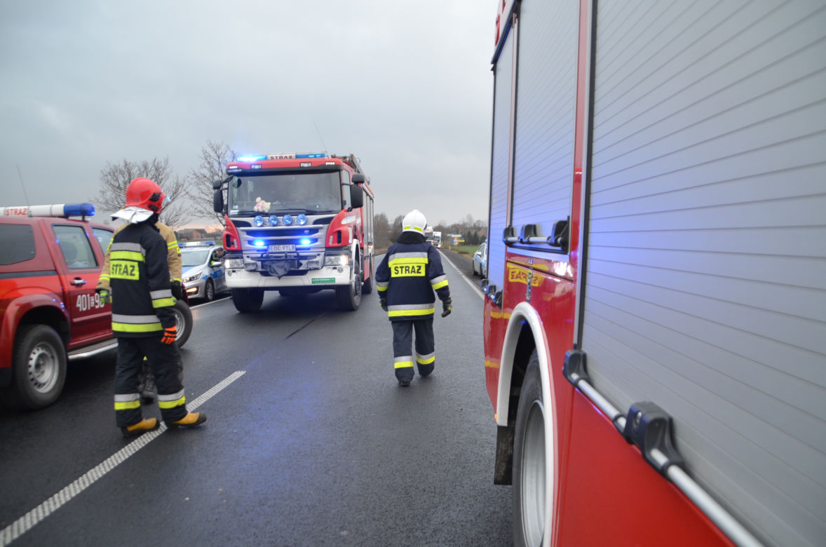 Zderzenie 3 osobówek na dk 74. Droga CAŁKOWICIE ZABLOKOWANA!