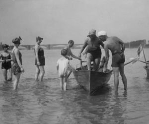 Imprezy na plaży, siatkówka i... zapasy! Zobaczcie, jak warszawiacy kiedyś spędzali lato [GALERIA]