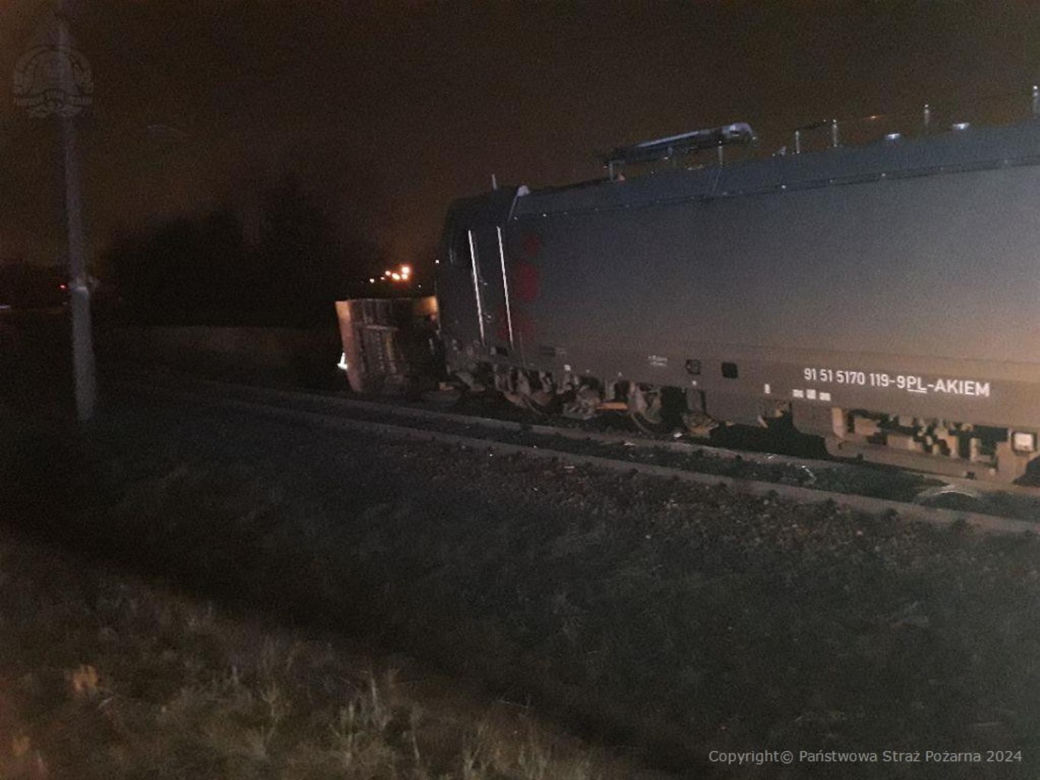 Łódź. Wypadek na przejeździe kolejowym. Tir zderzył się z pociągiem towarowym [ZDJĘCIA].
