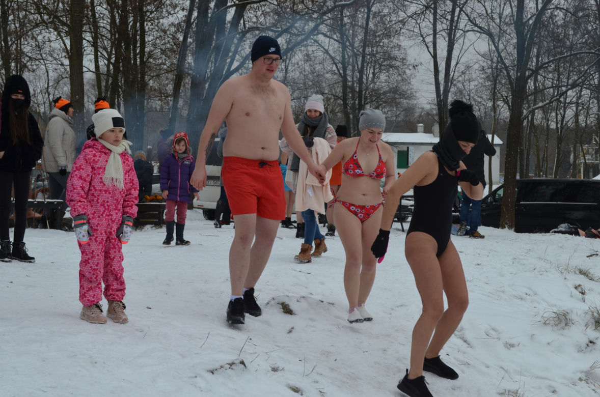 Morsowanie nasz nowy zimowy sport narodowy. Dziś na PIACHACH ponad setka morsów