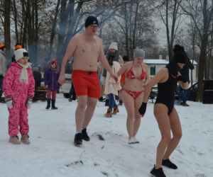 Morsowanie nasz nowy zimowy sport narodowy. Dziś na PIACHACH ponad setka morsów