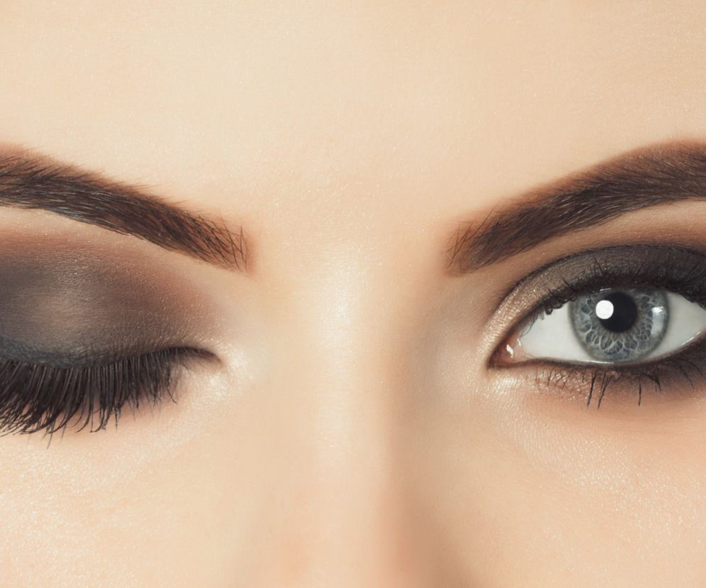 Kreska w makijaż smokey eye