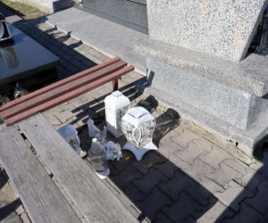 W Wielkanoc na cmentarzu główkę Milanka zmiażdżyła płyta nagrobna. Dramat się nie kończy. Miejsca tragedii strzegą aniołki