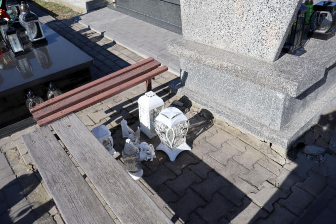 W Wielkanoc na cmentarzu główkę Milanka zmiażdżyła płyta nagrobna. Dramat się nie kończy. Miejsca tragedii strzegą aniołki