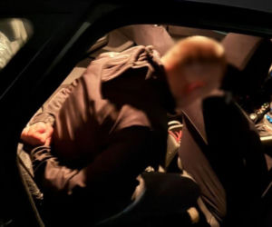 Myślał, że ucieknie z kradzionym towarem. Wpadł z narkotykami i podrobionymi tablicami w Bytomiu