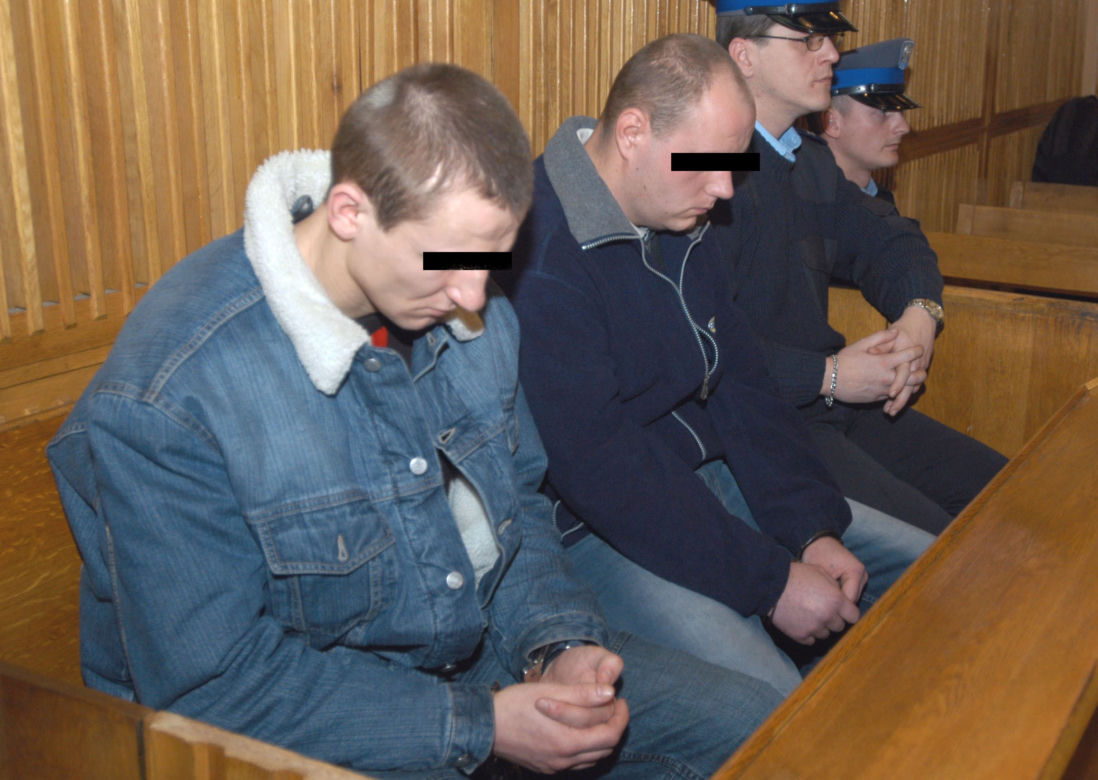 Bili i torturowali przez kilka godzin. Półprzytomną dziewczynę wyrzucili z pędzącego pociągu