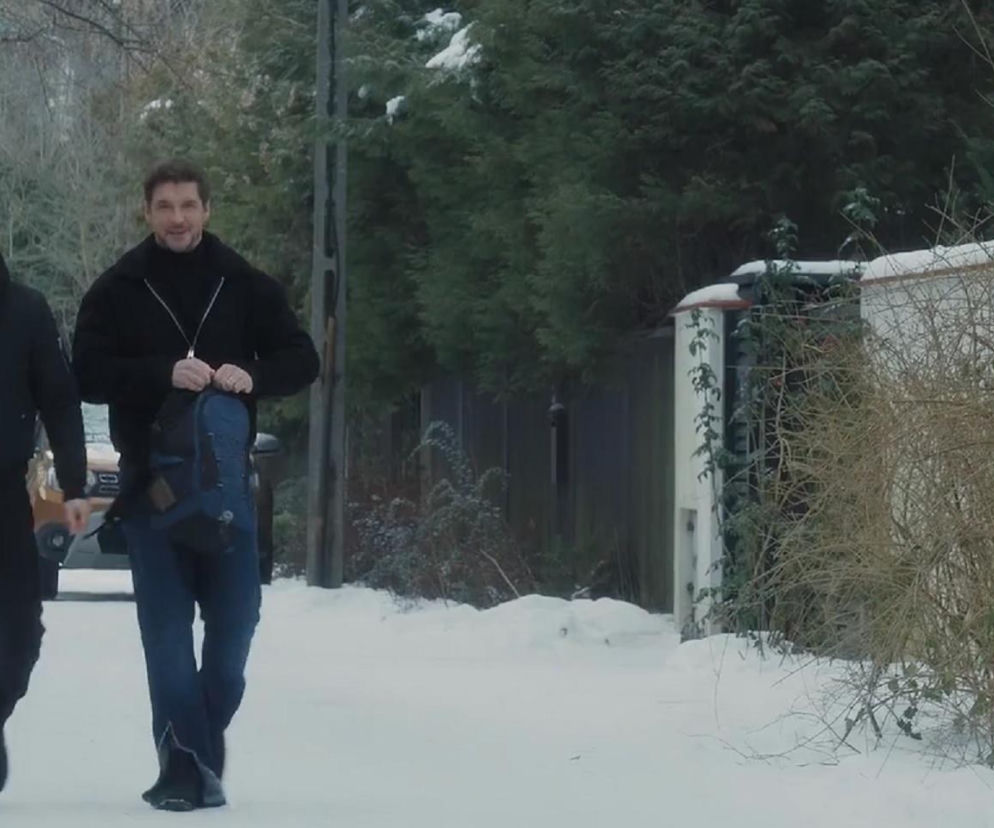 Aktorzy Mikołaj Roznerski jako Marcin i Krzysztof Kwiatkowski jako Jakub idą zaśnieżoną ulicą, prowadząc wspólne śledztwo detektywistyczne. Marcin w czarnej kurtce z kapturem, Jakub w czarnej kurtce z zamkiem i niebieskim plecakiem. Więcej o ich przygodach w Super Seriale.