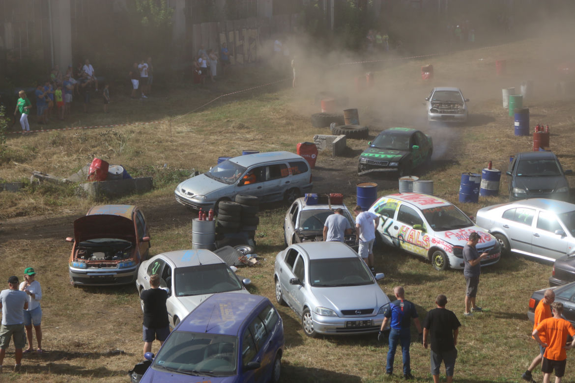 Charytatywny Wrak Race. Andrzej z Plutycz i Adam Kraśko zbierali pieniądze dla chorej Dominiki