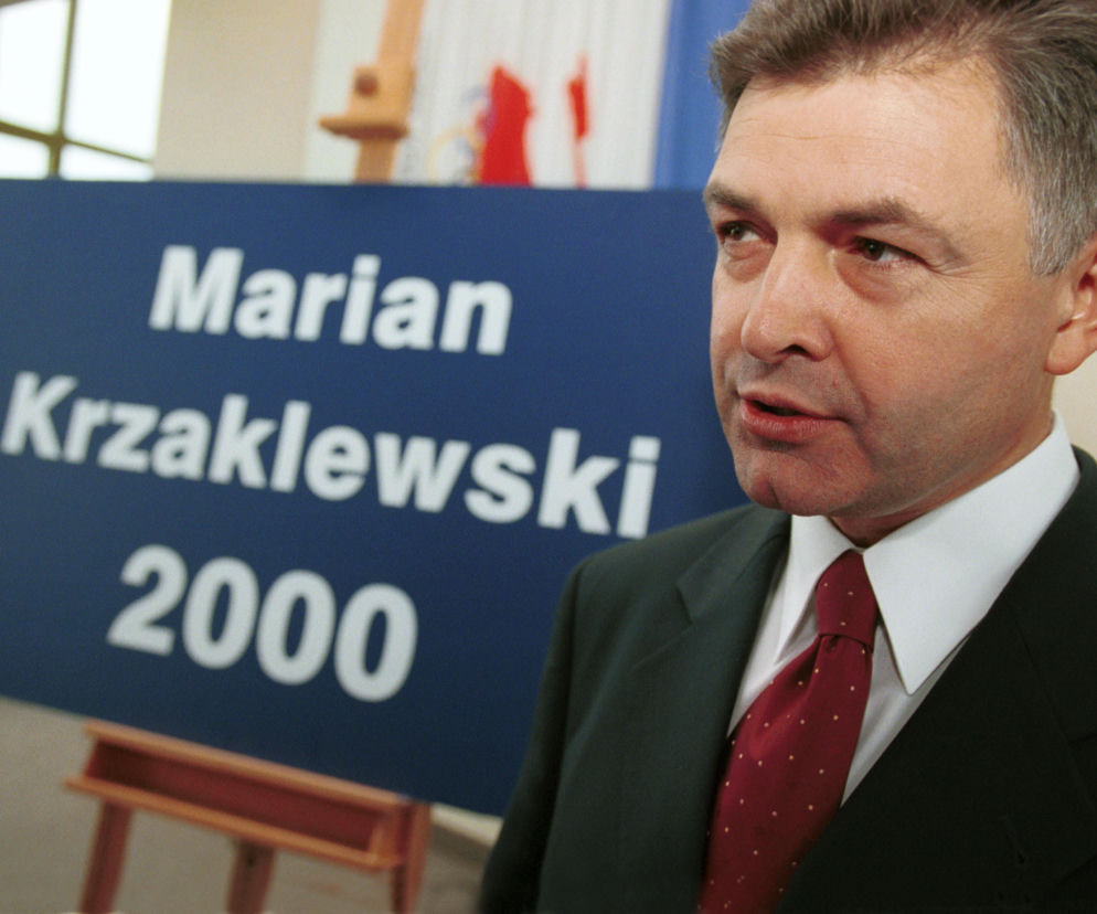 Marian Krzaklewski w garniturze i czerwonym krawacie. W tle plansza z napisem Marian Krzaklewski 2000. O jego kampanii i obecnym życiu przeczytasz na SE Polityka.