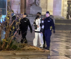 Mężczyzna przeszedł za barierki tarasu widokowego Pałacu Kultury