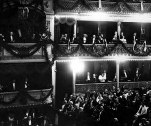 Blichtr, przepych i spektakle. Zobacz, jak wyglądało życie teatralne dawnej Warszawy [GALERIA]