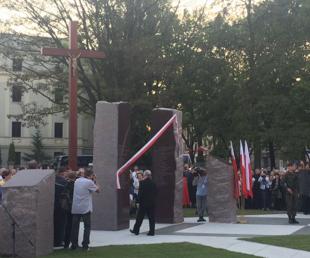 Odsłonięto pomnik ofiar smoleńskich w Łodzi