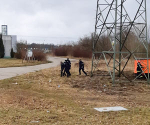 Desperat na słupie wysokiego napięcia