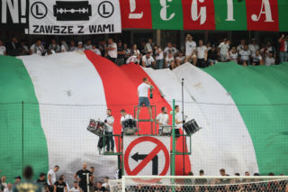 Powrót Starucha na stadion Legii. Mocny transparent na temat morderstwa w Krakowie