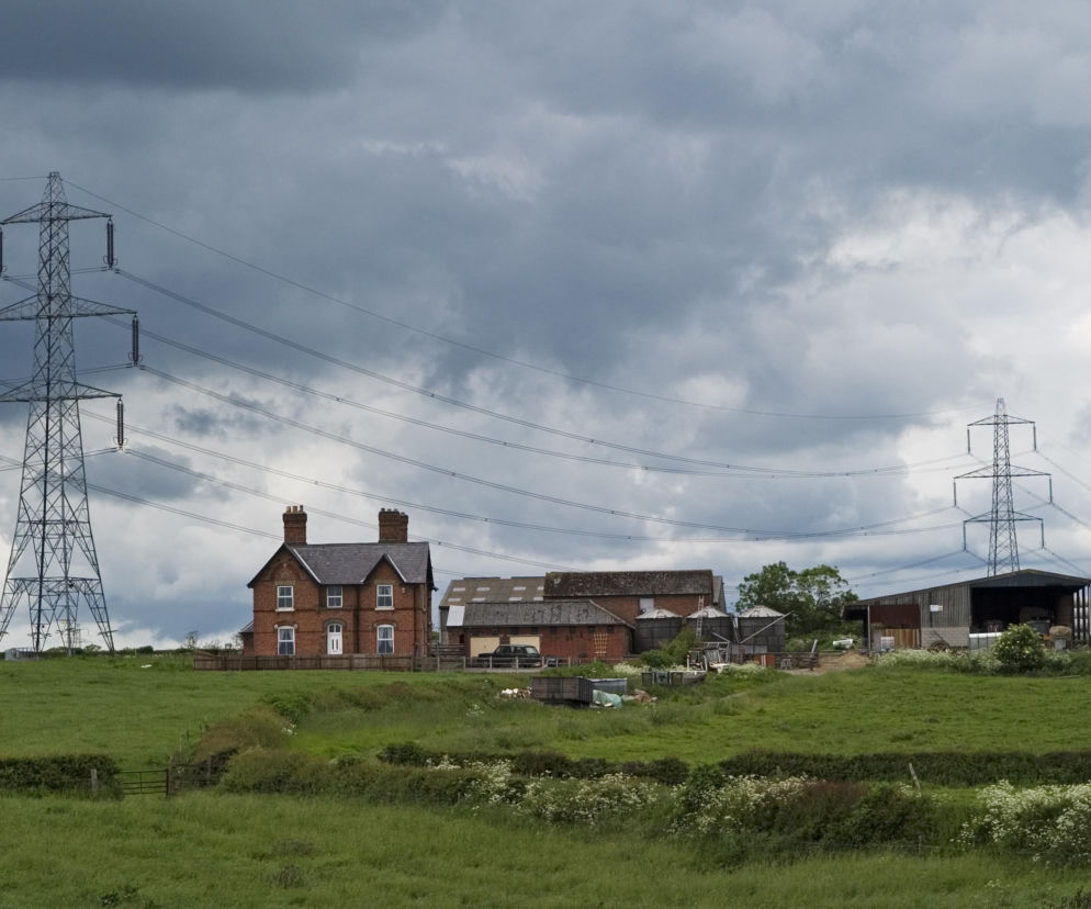  Czy można budować dom przy linii wysokiego napięcia? Prawo jest jednoznaczne