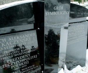 Tak wyglądał grób rodziny Kaczyńskich w 2010 roku
