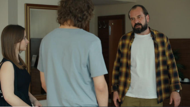 Barwy szczęścia, odcinek 3306. Ewa (Gabriela Ziembicka), Romeo (Jacek Tyszkiewicz), Borys (Jakub Wieczorek)