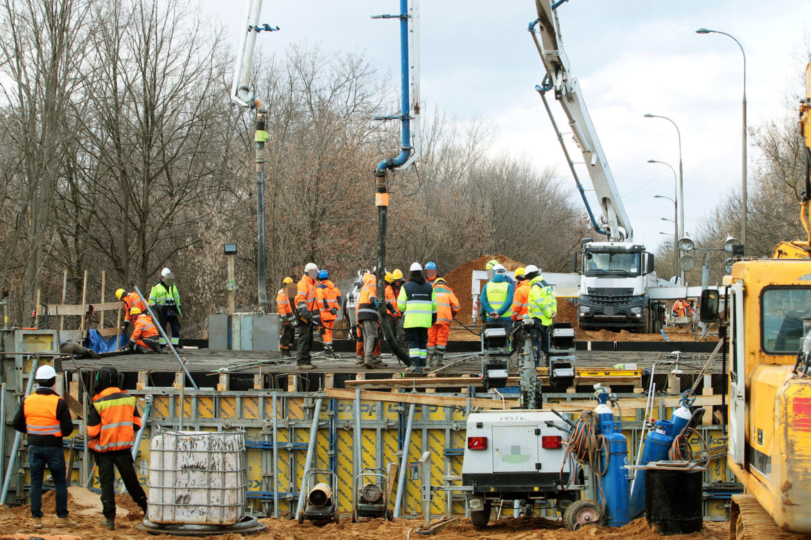 Leją beton na Marywilskiej. Remont walącego się wiaduktu wszedł w kluczowy etap