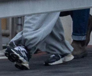 Olga Frycz wychodzi z dzieckiem ze szpitala