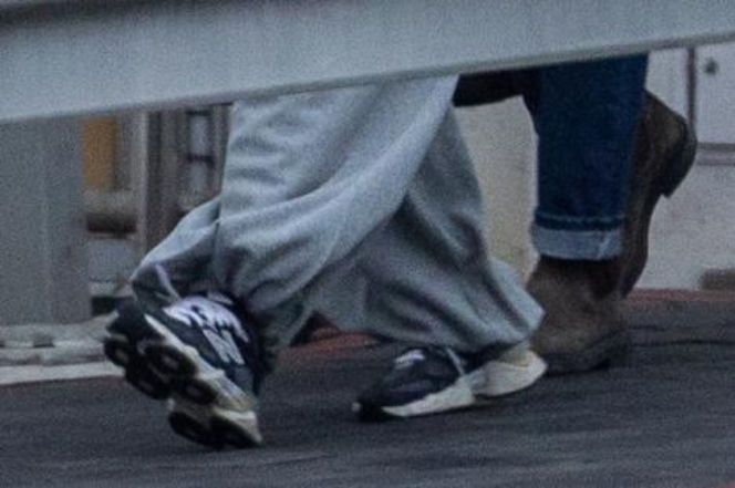 Olga Frycz wychodzi z dzieckiem ze szpitala