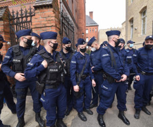 Przesłuchanie Rydzyka w Toruniu. Policja używa siły wobec dziennikarza