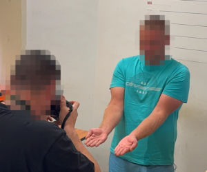 Brutalny atak na przejściu w centrum Warszawy. 33-latek bez powodu powalił pięścią mlodego Ukraińca