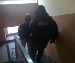 Łódzkie. PIJANY kierowca TIR-a uderzył w osobówkę i odjechał. Zostawił rannych: 19-latkę i 20-latka