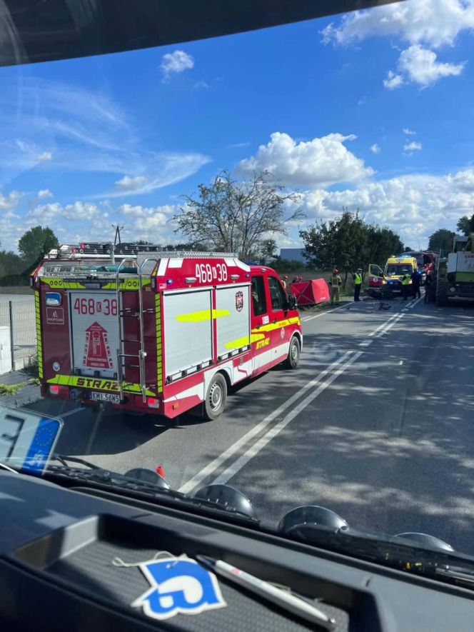 Honda z impetem uderzyła w sieczkarnik. 49-latek nie żyje