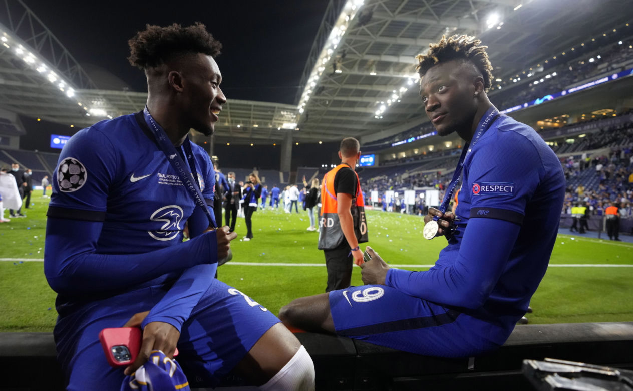 Piłkarze i kibice Chelsea Londyn świętują wygranie Ligi Mistrzów po zwycięstwie w finale 1:0 z Manchesterem City 