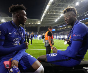 Piłkarze i kibice Chelsea Londyn świętują wygranie Ligi Mistrzów po zwycięstwie w finale 1:0 z Manchesterem City 