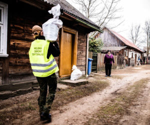 Podlascy żołnierze rozwożą żywność we współpracy z Caritas