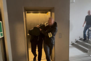 Bił ją pieścią w głowę i kopał po całym ciele, zaatakował też jej psa. Brutalna napaść w centrum Warszawy