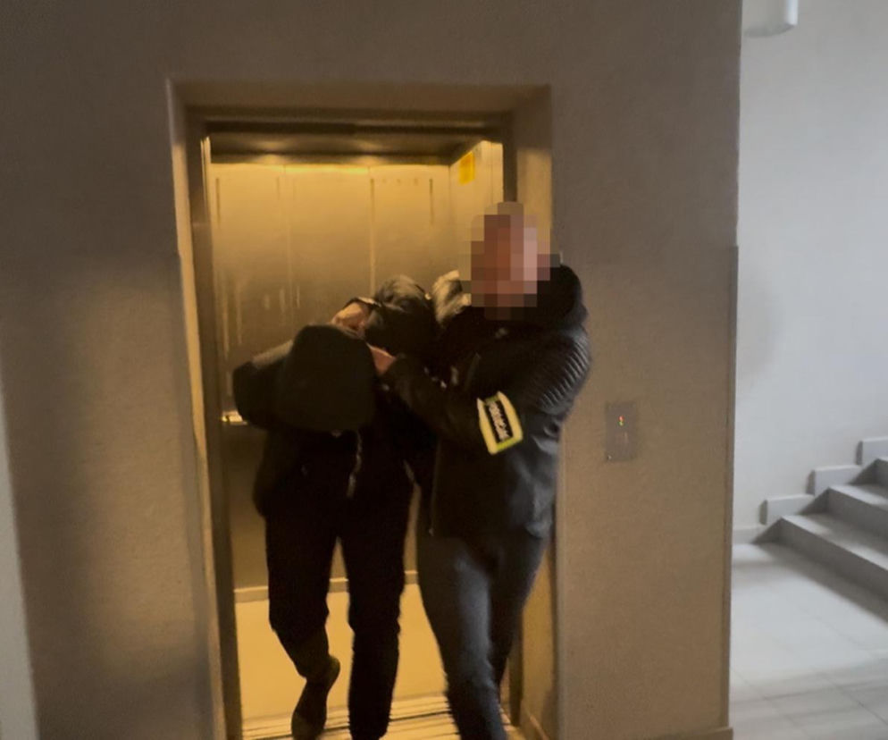 Pijany furiat skatował kobietę i jej psa w centrum stolicy. Został powalony w kilka sekund