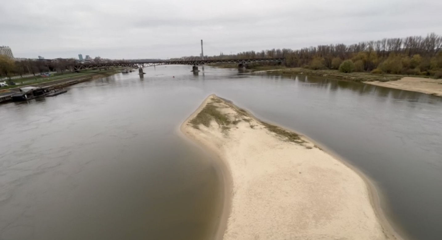 Tragedia na moście Poniatowskiego. Mężczyzna wpadł do Wisły. Trwa akcja ratunkowa