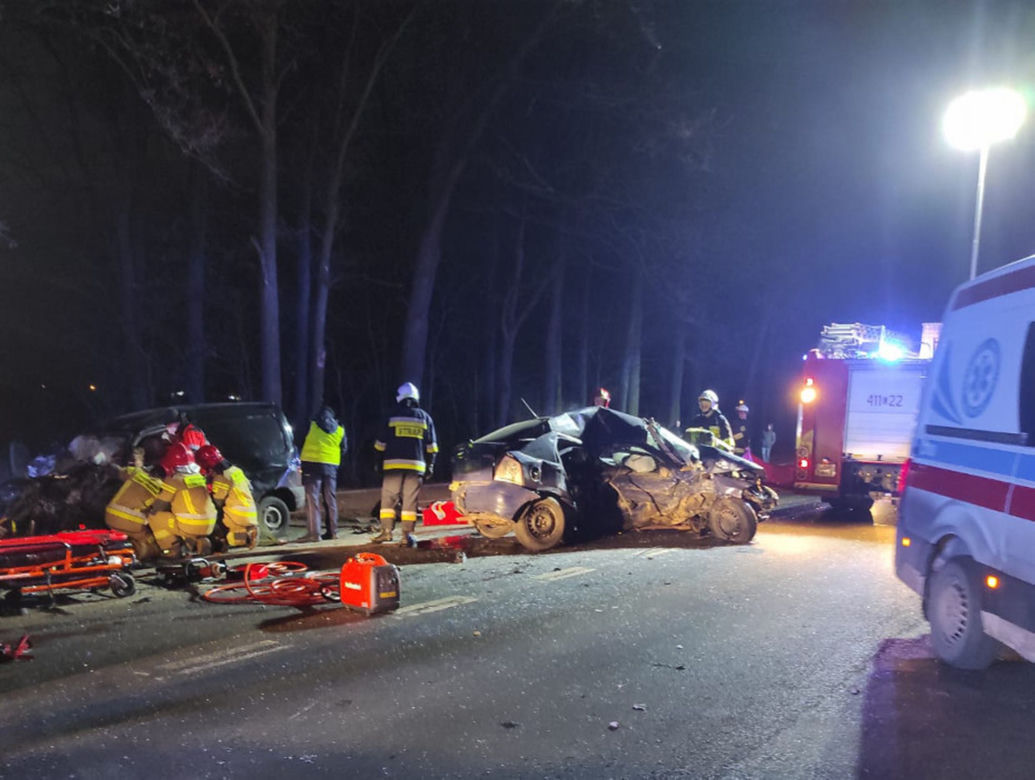 Koszmarny wypadek w Jeziórkach. Auto Huberta zmiażdżone! Syn nauczycielki nie żyje