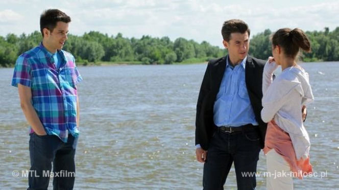 M jak MIŁOŚĆ, odc. 943. Kasia (Agnieszka Sienkiewicz), Robert (Paweł Góralski), Marek Mostowiak (Kacper Kuszewski)