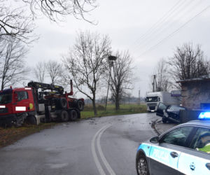 Siemkowice: Mercedes „nie wyrobił” na zakręcie i z impetem uderzył w ciężarówkę 