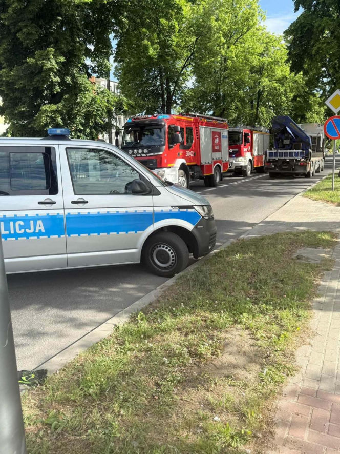 Śmiertelne potrącenie 12-latki na rowerze przez ciężarówkę. Na miejscu pracuje policja oraz prokurator