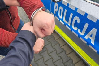 Złamał szczękę przechodniowi. 20-latek z Leszna z zarzutem