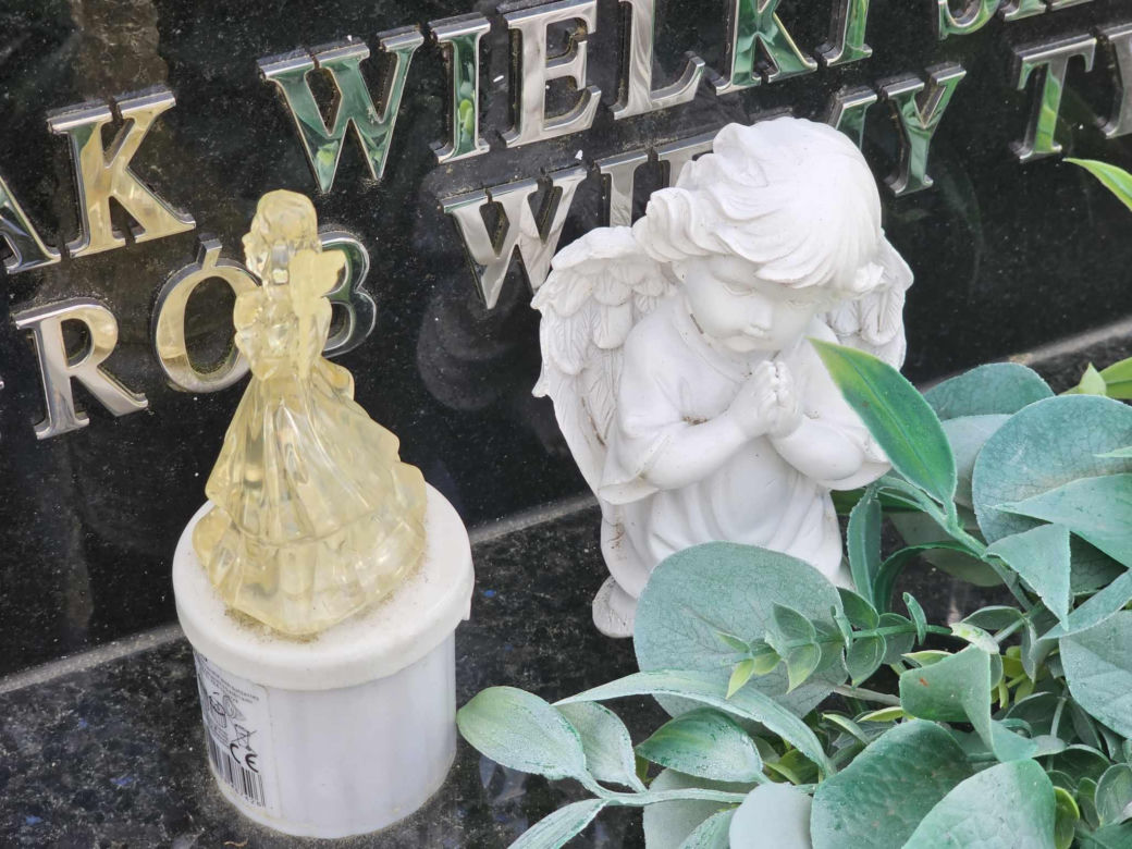 Tragiczny wypadek w Wylewie. Grób młodego siatkarza i jego rodzeństwa [GALERIA]