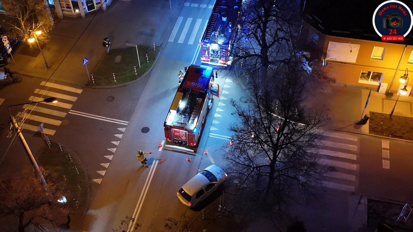 Pożar w Pruszkowie. Spłonęło mieszkanie, jedna osoba w szpitalu